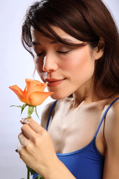 Beautiful Japanese girl smells a rose — Stock Photo, Image