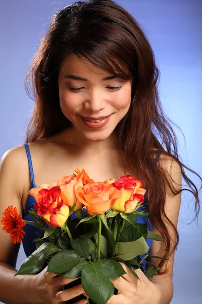 Beautiful Japanese girl and flowers — Stock Photo, Image