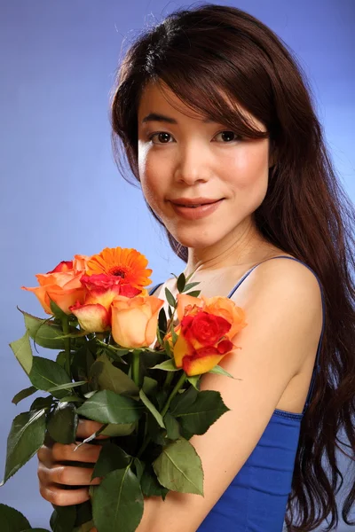 Schöne Frau mit Blumen — Stockfoto