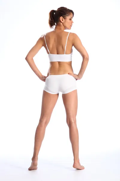 Подходящее тело женщины в белом нижнем белье — стоковое фото