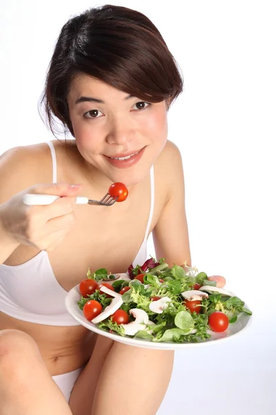 Красивая девушка ест здоровый салат — стоковое фото