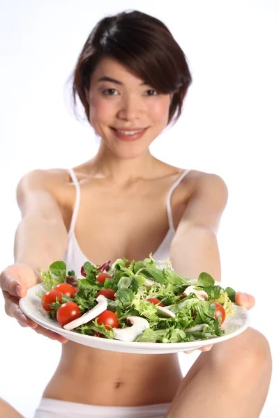 Japonais fille avec assiette de salade — Photo