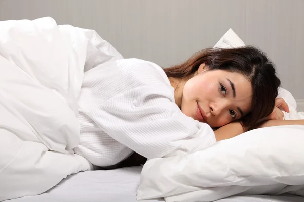 Γυναίκα ξαπλωμένη στο κρεβάτι χαλαρώνοντας — Φωτογραφία Αρχείου
