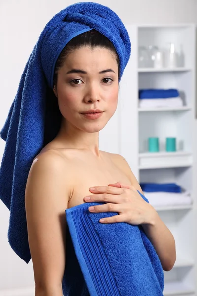 Όμορφη γυναίκα στο μπάνιο — 图库照片