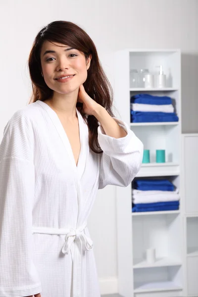 Oosterse vrouw in witte badjas — Stockfoto