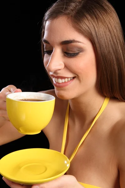 Γυναίκα πίνοντας φλιτζάνι μαύρο τσάι — Φωτογραφία Αρχείου