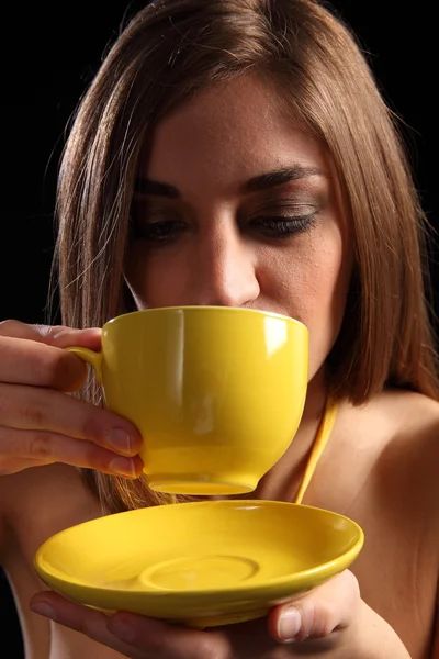 Kobieta picia filiżankę gorącej herbaty — Zdjęcie stockowe
