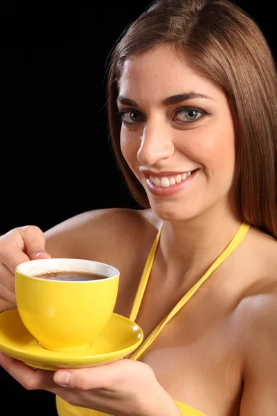Mulher segurando xícara de chá preto — Fotografia de Stock