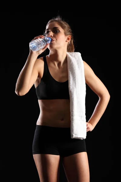Vrouw die flessenwater drinkt — Stockfoto