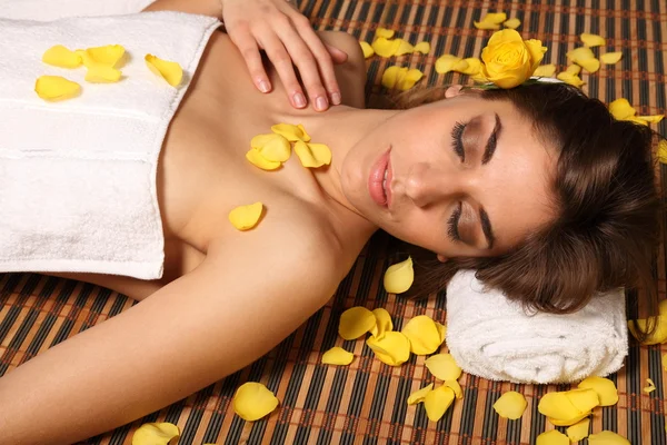 Woman lying in health spa asleep — Stock Photo, Image