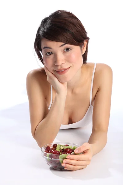 Mulher bonita no chão com frutas — Fotografia de Stock