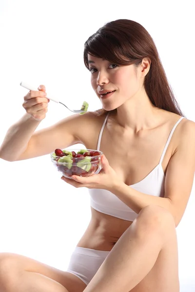Healthy woman eating fruit — Stock Photo, Image