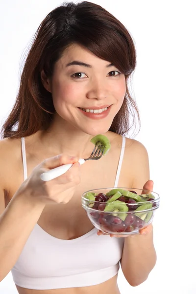 Menina comendo salada de frutas saudáveis — Fotografia de Stock