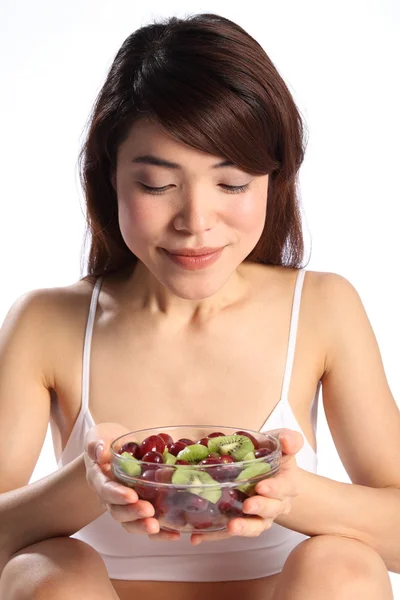 Mujer japonesa con tazón de fruta —  Fotos de Stock