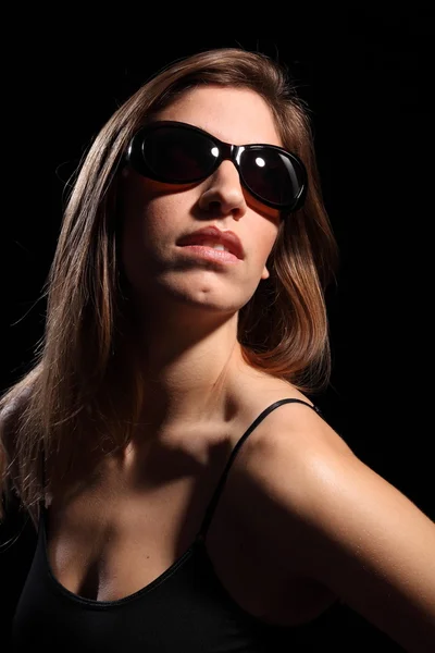 Hermosa mujer con gafas de sol oscuras — Foto de Stock