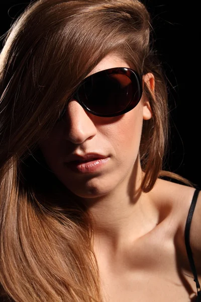 Капризная красивая женщина в солнечных очках — стоковое фото