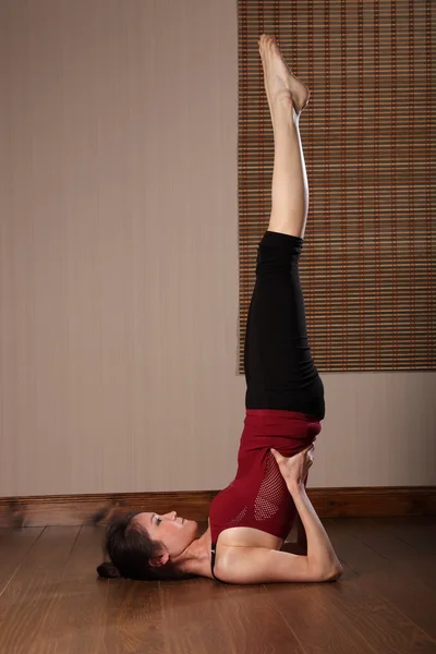 Kobieta wykonuje ćwiczenia podłogę — Zdjęcie stockowe