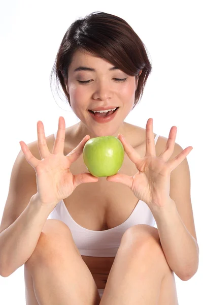 Güzel kız holding yeşil elma — Stok fotoğraf