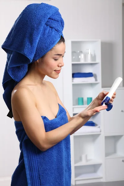 Japanese woman using moisturiser — Stock Photo, Image