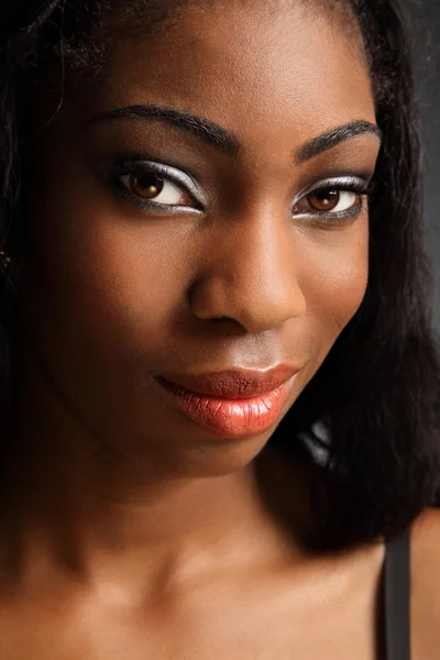 Mooie zwarte vrouw met sexy glimlach — Stockfoto