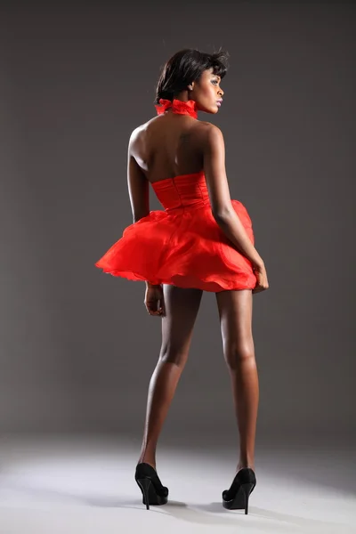 赤いドレスでセクシーなファッション モデル — ストック写真