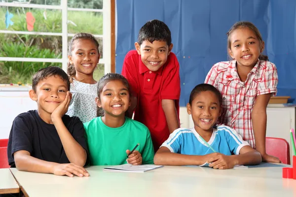 Groep van schoolgaande kinderen te glimlachen — Stockfoto