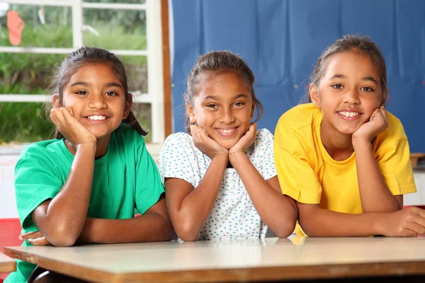 Három boldog fiatal iskolás lányok — Stock Fotó