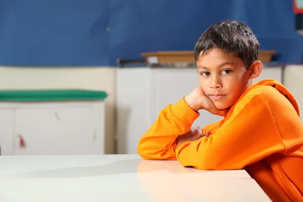 Komoly iskola fiú 10 mély gondolkodás osztályteremben — Stock Fotó