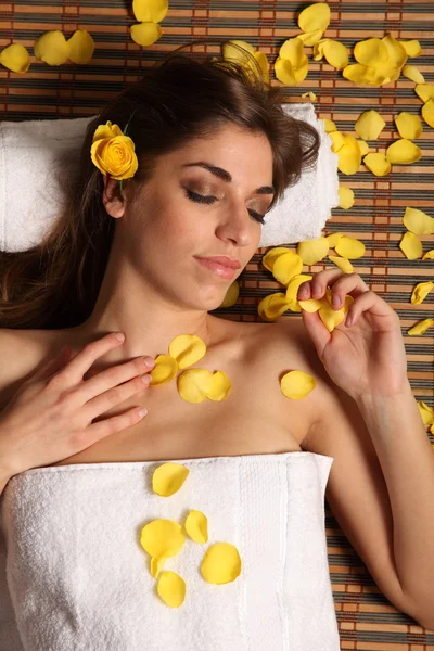 Woman in relaxing health spa — Stock Photo, Image