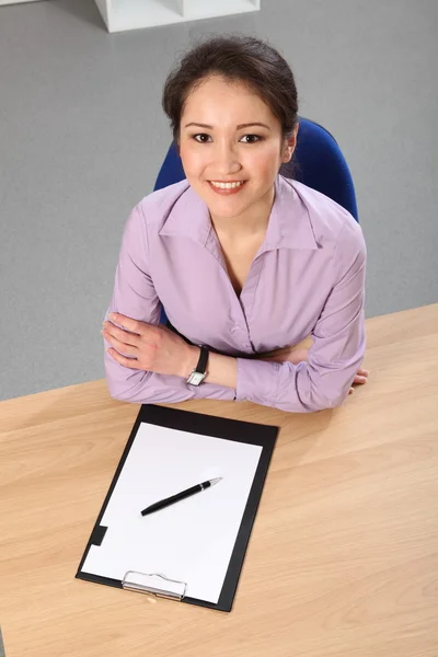 Business woman with clip board — Stock Photo, Image