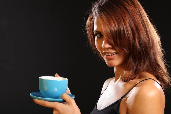 Mulher com xícara de chá azul e pires — Fotografia de Stock