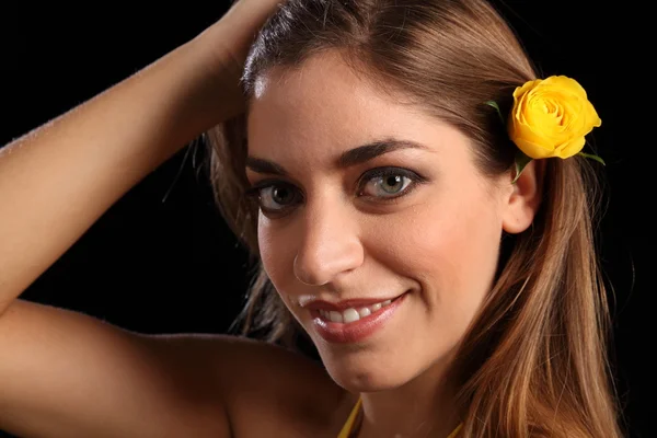 Жінка з жовтою трояндою у волоссі — стокове фото