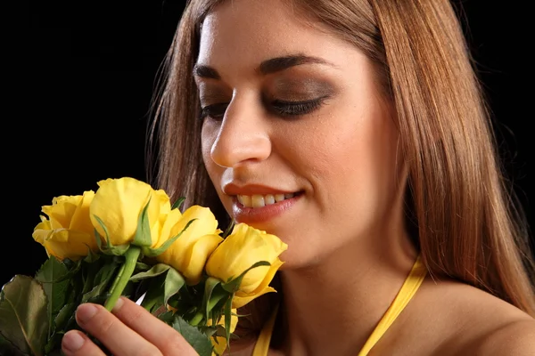 Presente de rosas para uma menina bonita — Fotografia de Stock