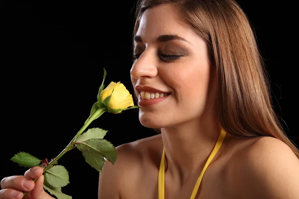 Signora che sente odore di rosa gialla — Foto Stock