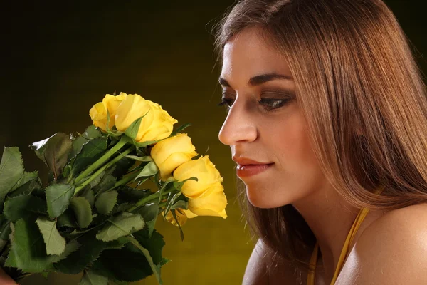 Bouquet of yellow roses for lady — Stock Photo, Image