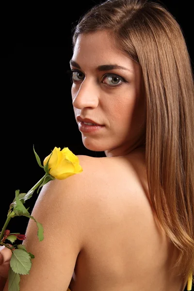 Dame met gele roos op schouder — Stockfoto