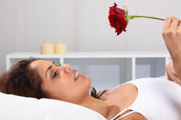 Geschenk van een roos in bed — Stockfoto
