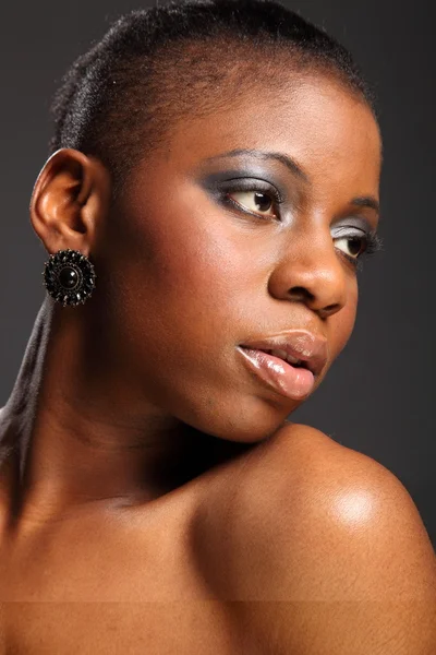 Mooi portret van zwarte meisje — Stockfoto