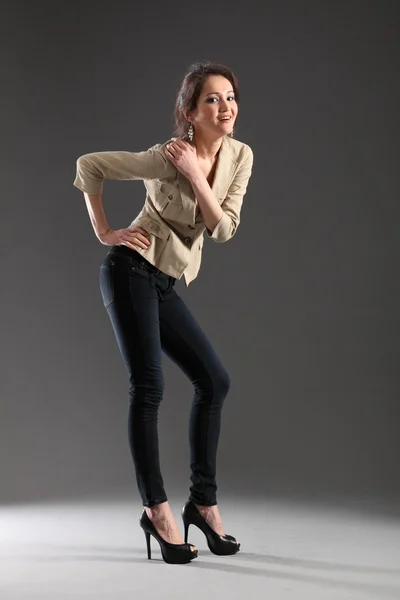 Pose sexy de chica en jeans delgados —  Fotos de Stock
