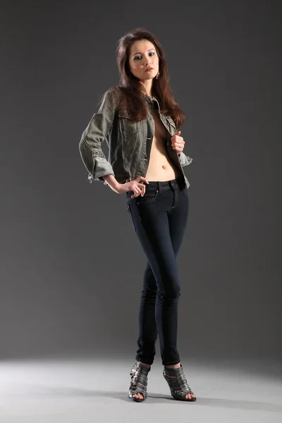 Ragazza in posa in jeans skinny — Foto Stock