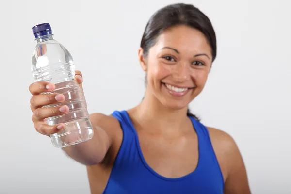 Fles water gehouden door mooi meisje — Stockfoto