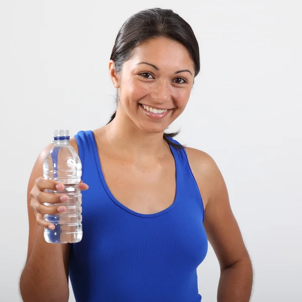 Ragazza sorridente con acqua in bottiglia — Foto Stock