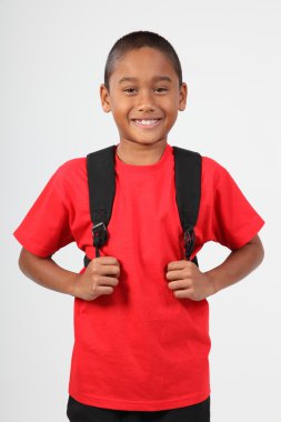 neşeli bir gülümseme gelen genç çocuk 9 giyen okul sırt çantası