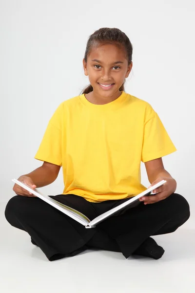 Lära genom läsning för skolflicka — Stockfoto
