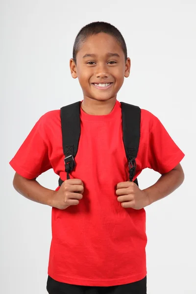 Sorriso alegre do menino 9 usando mochila escolar — Fotografia de Stock