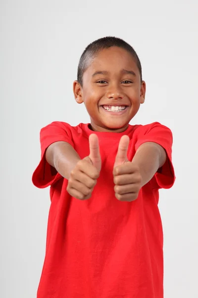 Rapaz feliz dá os polegares para cima — Fotografia de Stock
