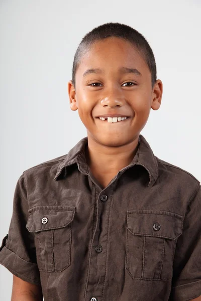 巨大な歯を見せる笑顔で男子生徒 — ストック写真