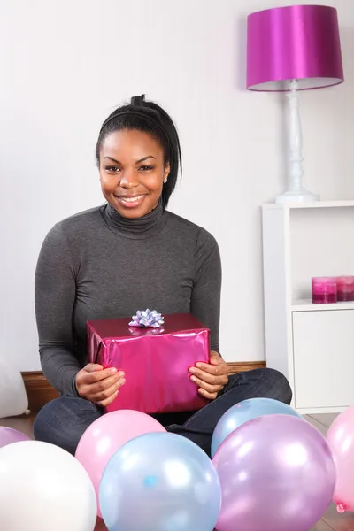 Geburtstagsfeier zu Hause mit Geschenk und Luftballons — Stockfoto