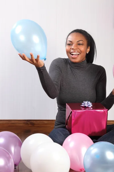 Веселые воздушные шары и подарок на день рождения дома — стоковое фото