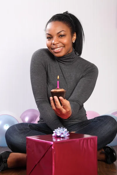 Pastel de cumpleaños de crema de chocolate para mujer joven — Foto de Stock